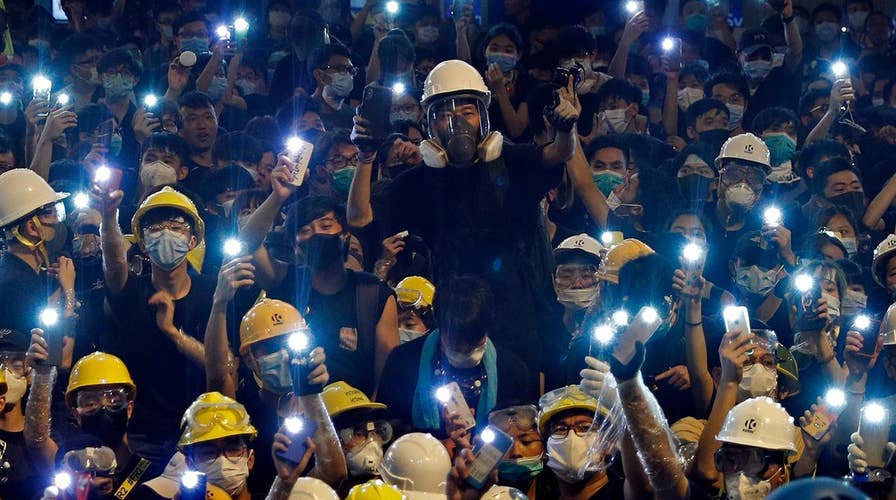 Thousands of protesters in Hong Kong surround police headquarters