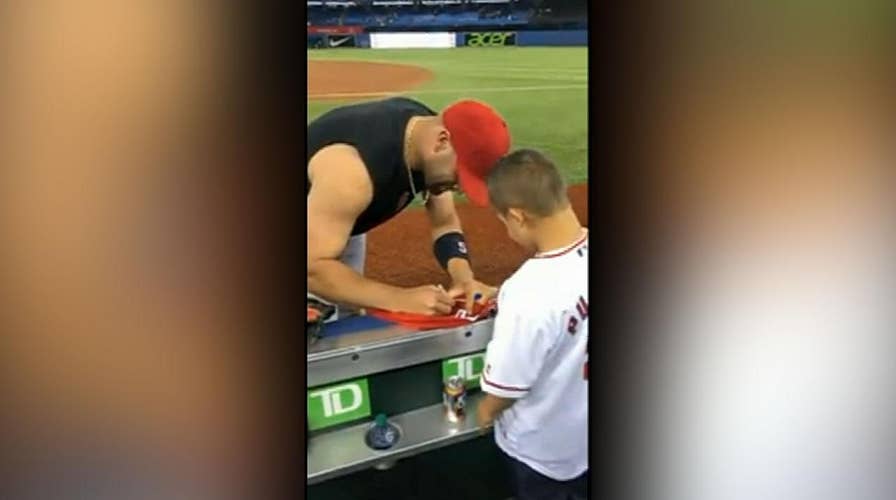 Baseball legend gives shirt off own back to young fan with Down syndrome