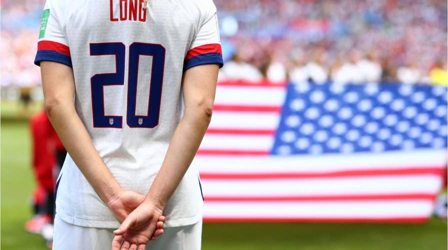 Allie Long briefly drops American flag during World Cup