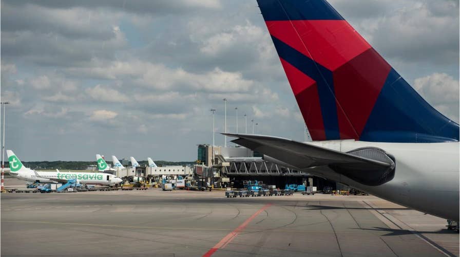 Delta engine appears to fall apart midflight before emergency landing