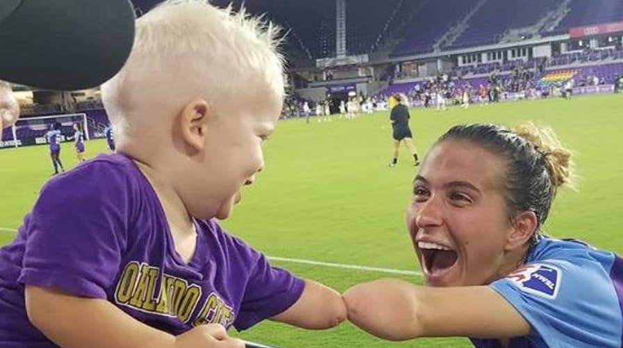 Orlando Pride soccer player, 1-year-old fan, both with 1 arm, greet in heartwarming photo