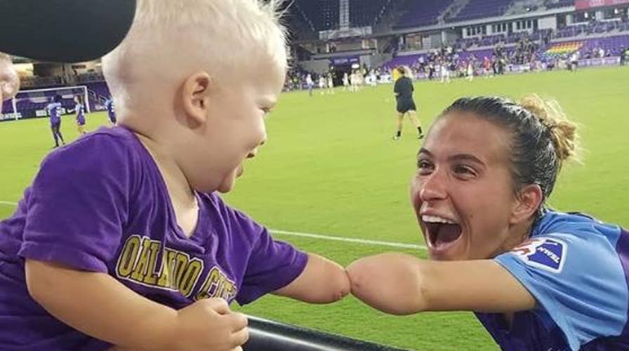 Orlando Pride soccer player, 1-year-old fan, both with 1 arm, greet in heartwarming photo
