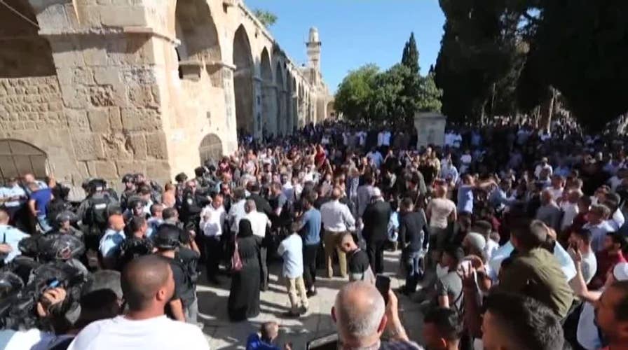 Raw video: Muslims clash with Israeli police at Jerusalem holy site