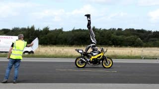 Motorcyclist sets headstand record at 76 mph - Fox News