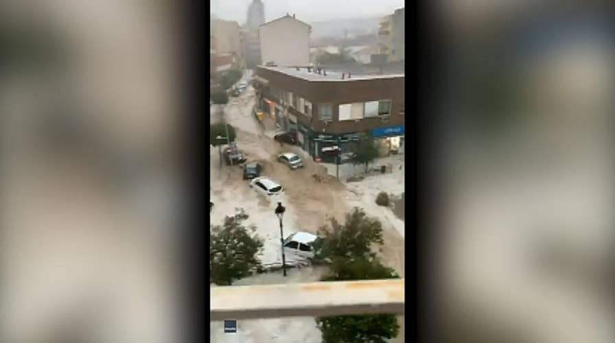 Spain floodwaters move cars