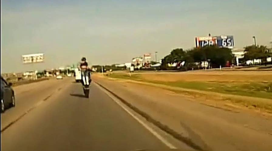 Motorcyclist does stunts while evading Texas police