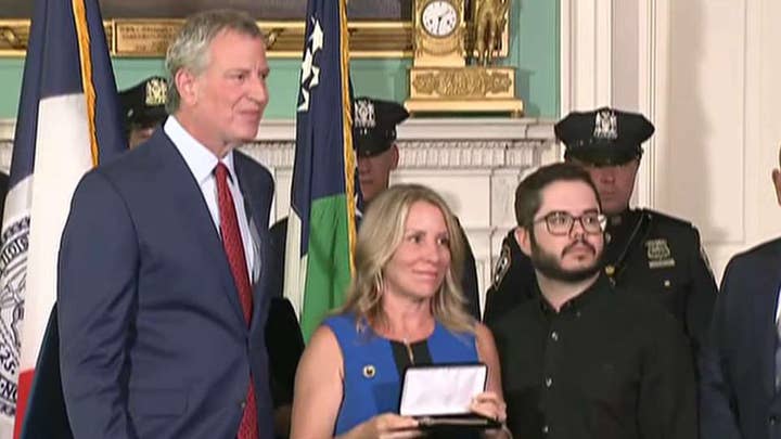 NYC mayor presents key to the city to family of 9/11 first responder