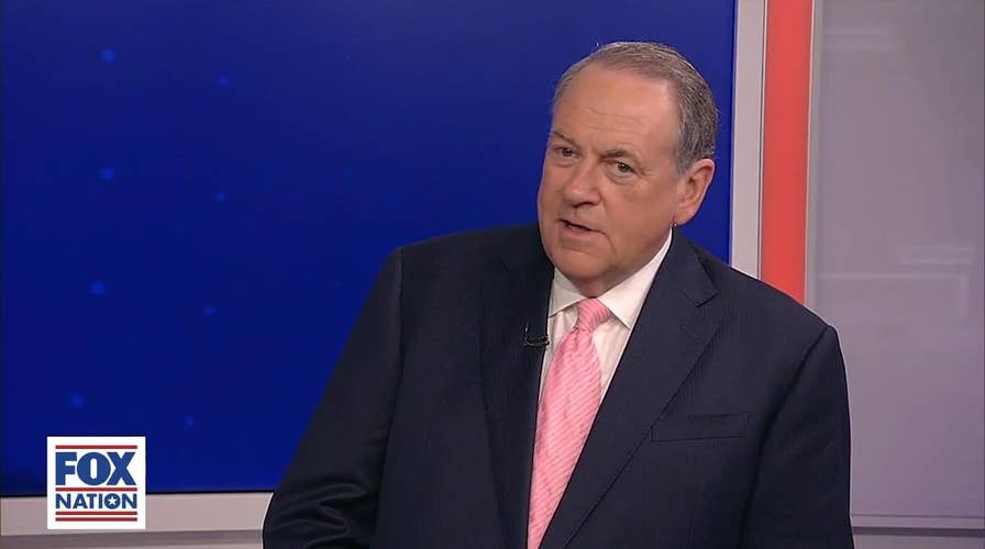 Mike Huckabee jokes about sharing spotlight with daughter Sarah: 'I don't mind sharing some of the public scorn'