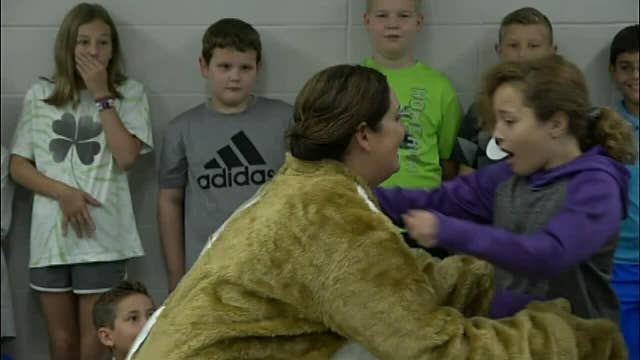 Military Mom Reunites With Her Daughter With A Surprise At School 8139