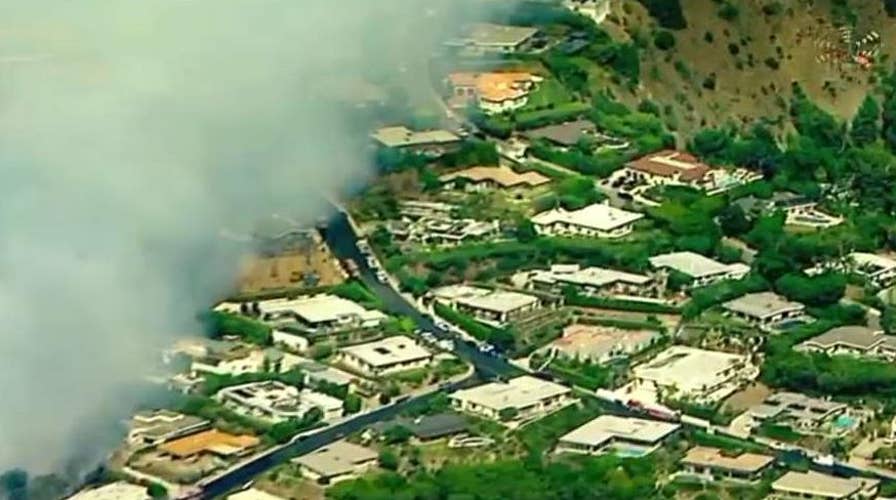 Brush fire burns near celebrity homes in Southern California