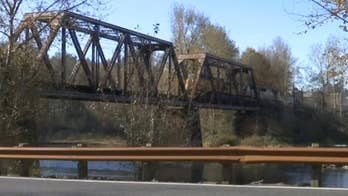 Oregon teen struck, killed by train while taking school senior photos, officials say