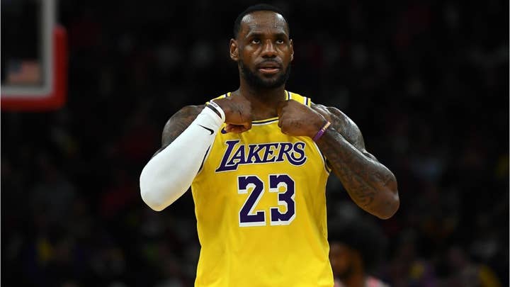 Lakers' LeBron James disses heckler during game in Chicago