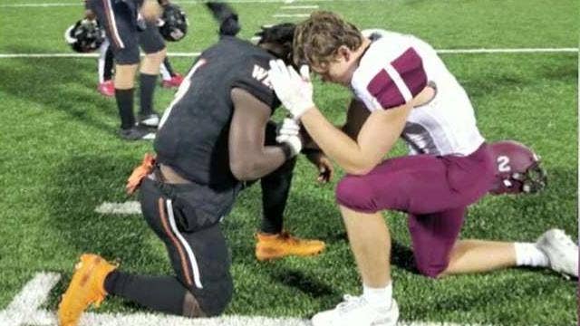 High school football rivals pray together for mother battling cancer