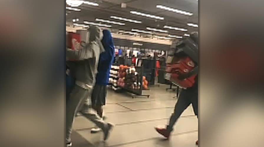 At least five suspects caught robbing Nike store on camera