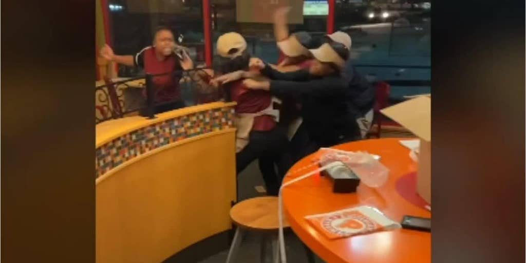 7 Milwaukee Popeyes Employees Fired After Chaotic Brawl Caught On Camera Fox News - brawl stars space chicken