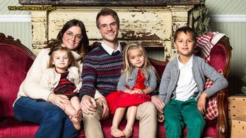 Virginia community throws extravagant Christmas party for those in need, offers free family photos