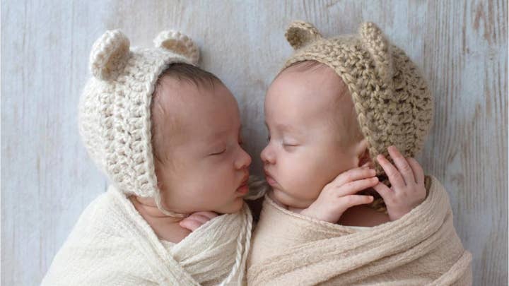 U.K. mom captures twin boys hugging before naptime