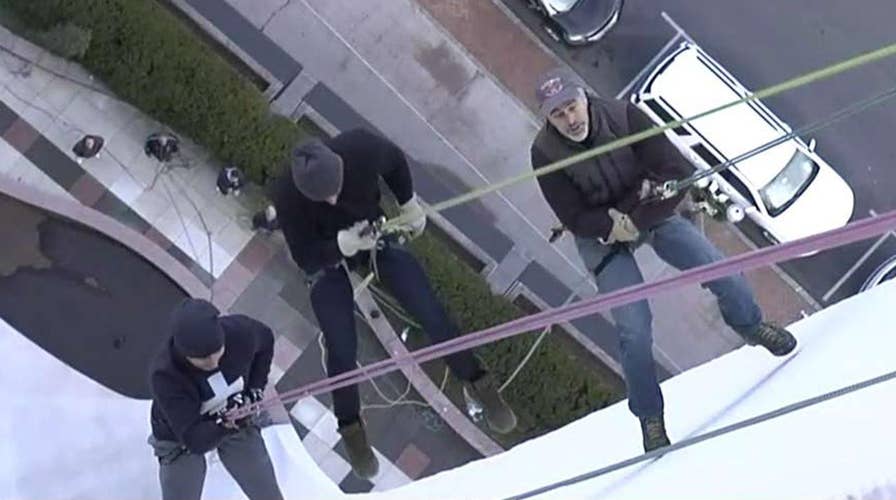 91±¬ÁÏ meteorologist Adam Klotz rappels like Santa with help of Yankees GM Brian Cashman