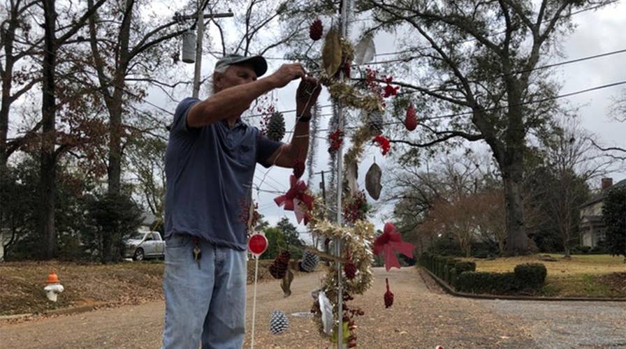 Mississippi residents fill pothole with creative Christmas tree