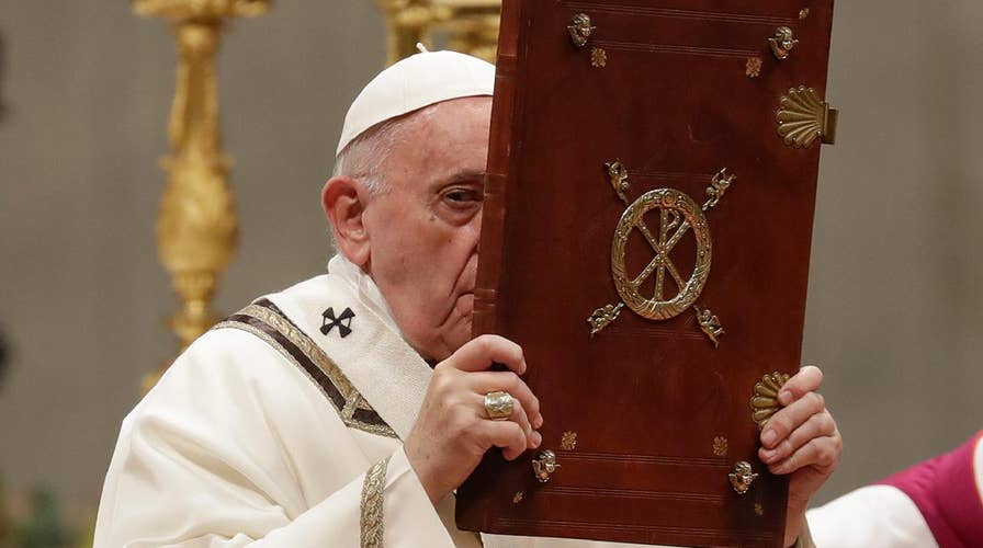 Pope Francis offers Christmas message of unity