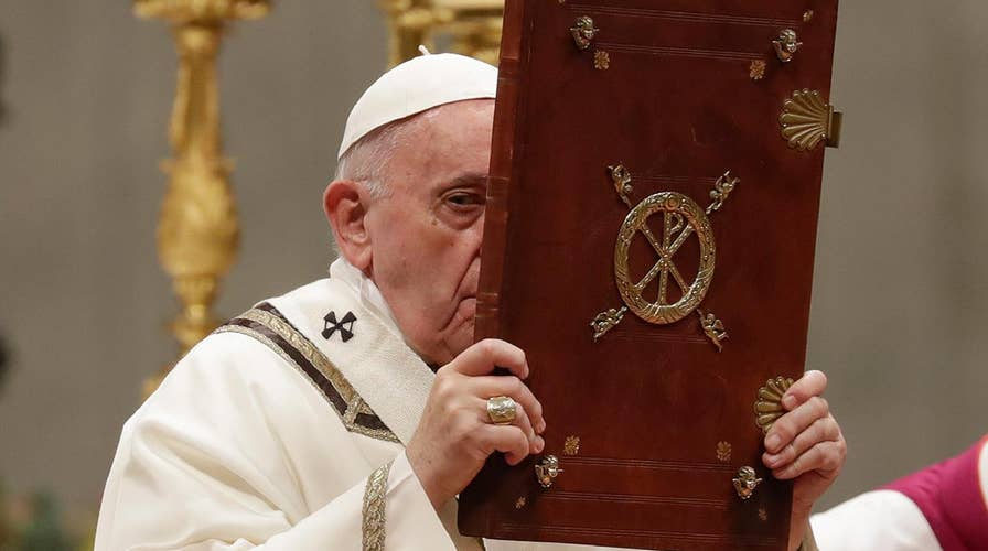 Pope Francis offers Christmas message of unity