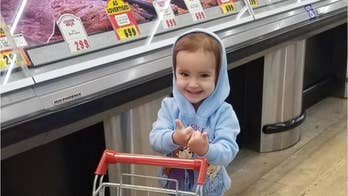 Kind stranger at grocery store gives dollar to 2-year-old girl, heartwarming video shows