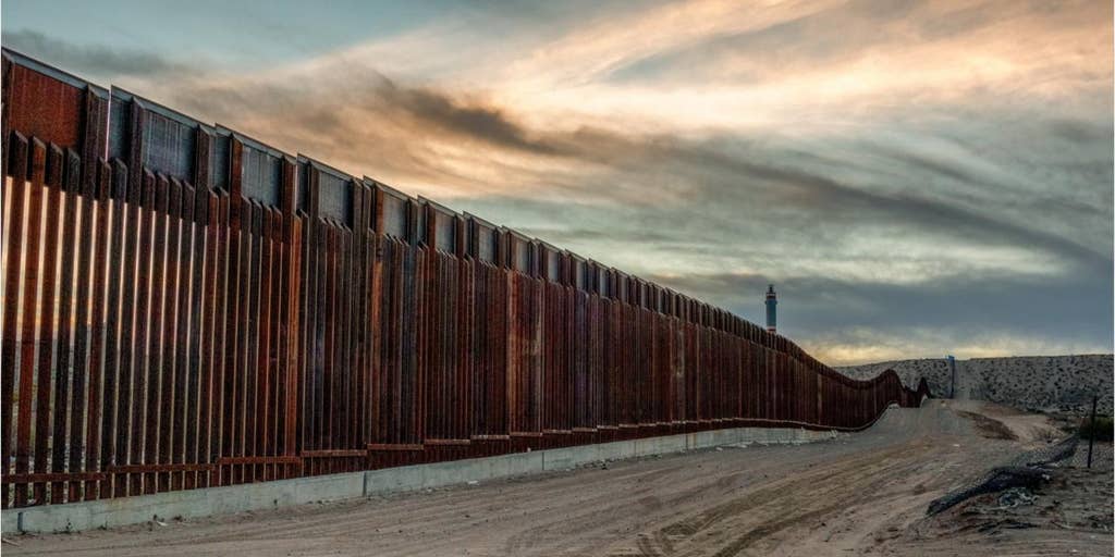 Illegal Immigrants Get Stuck On Border Wall Trying To Enter California Fox News Video 
