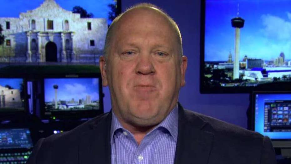 AOC bashes ICE at Sanders rally