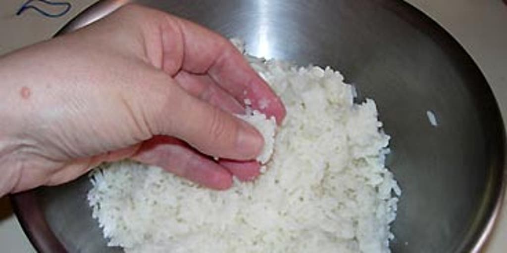 Рис отварной со сливочным маслом. Рис отварной белки. Блюда из вареного риса. Как варить рис в марле. Калорийность вареного риса на воде с солью