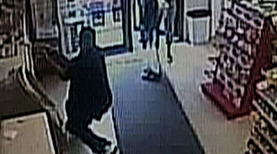 Clerk Shot, Customers Do Nothing