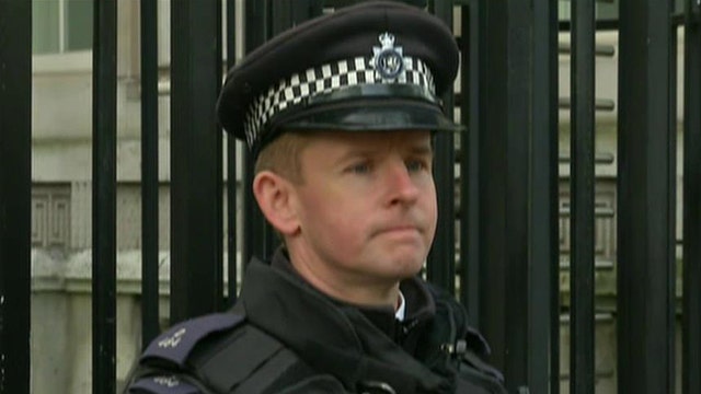 Police arrest four men in alleged UK terror plot 