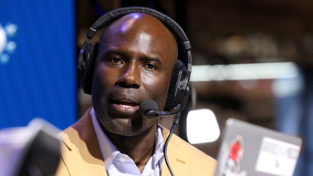 NFL Hall of Famer 'humiliated' after being handcuffed, kicked off plane in front of family