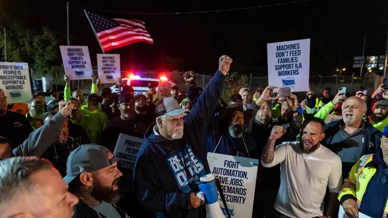 Labor Dispute Averted: Dockworkers Reach Tentative Agreement with 62% Pay Rise