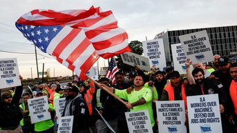 How much do dockworkers make? Union scores pay boost for members in tentative deal - Fox News