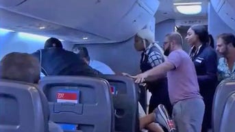 Passengers intervene on flight when commotion erupts in first class — and it’s all on video - Fox News