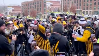 Jason Kelce gets rowdy with fans during eventful visit to college tailgate - Fox News