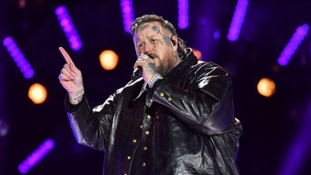 Famous singer crushed for embarrassing NYE performance - Fox News