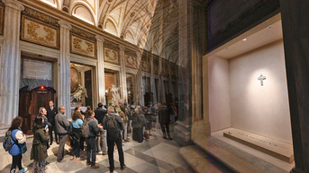 Pope Francis' tomb opens to mourners as thousands line up at Roman basilica - Fox News