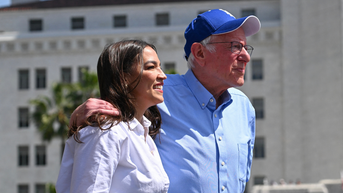 Bret Baier challenges Bernie Sanders on using private jets to travel - Fox News