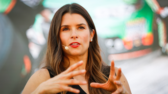 Danica Patrick termina el Mes del Orgullo con un mensaje para los gays y los demócratas - Fox News