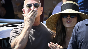 Bezos blows kiss - Fox News