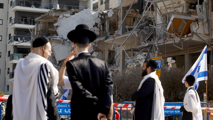 Crowd in front of damaged building near Tel Aviv - Fox News