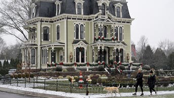 Hallmark Christmas movie fans create tourism boom in small-town America - Fox News