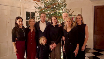 Biden family Christmas photo sparks social media jokes over president’s placement - Fox News