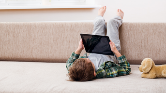 Literacy expert warns screens could be impacting kids' reading skills - Fox News