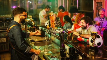 Cash-strapped Gen Z flocks to dive bars where bartenders remember your order - Fox News