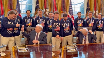 Olympic hockey hero offers to trade gold medal for presidential pen in Oval Office - Fox News