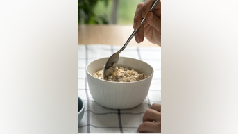 Eating OATMEAL has surprise health effect - Fox News