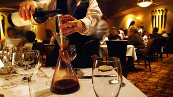 Steakhouse chain's dress code crackdown divides diners across social media - Fox News