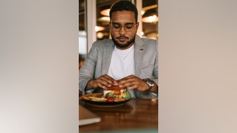 Steakhouse's dress code sparks BACKLASH - Fox News